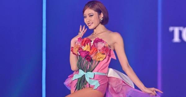 王林、美脚全開で視線釘付けに　大胆な“花束”衣装でランウェイ