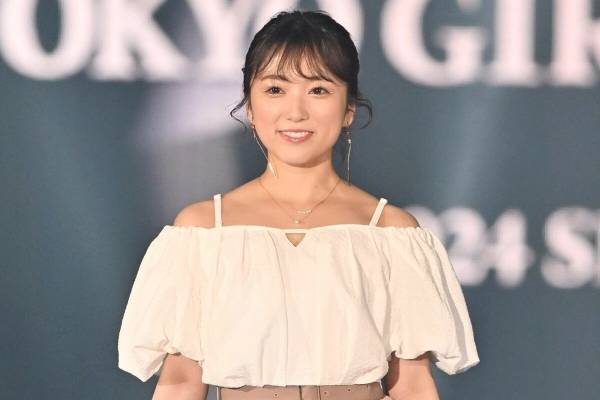 矢吹奈子、オフショルで美デコルテあらわ　笑顔でランウェイ