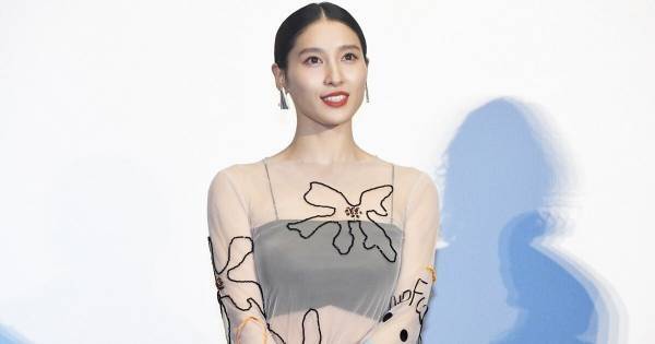 土屋太鳳、美デコルテ&お腹チラリなシースルー衣装で魅了　主演作は家族で鑑賞