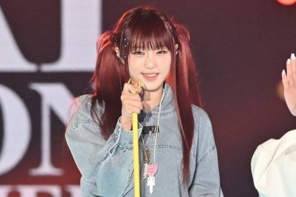 元IZ*ONEのYENA、関コレでキュートな歌声披露! 白網タイツ姿で会場魅了