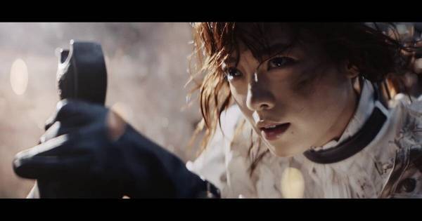 平手友梨奈、剣を使った激しいアクションに初挑戦　ゲームCM先行公開で歌唱曲も