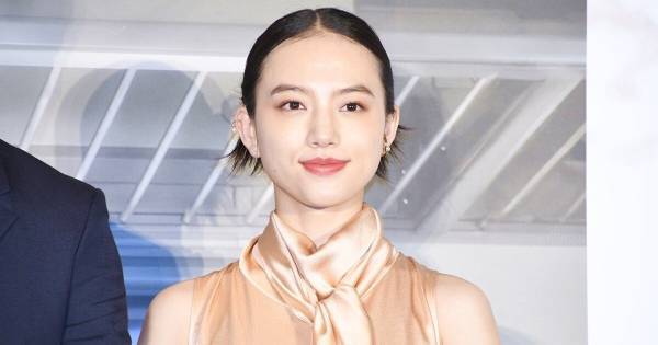 清原果耶、二の腕スラリなサテンドレスで魅了　台湾撮影の思い出は“ごはん”