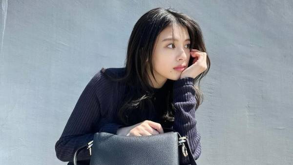 出口夏希、“全身ネイビー”コーデで魅了「女神様」「似合いすぎ」の声