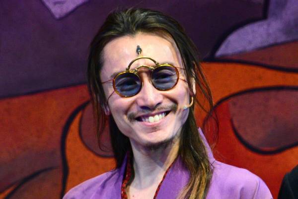 安田章大、主演舞台に特製メガネで感謝　SUPER EIGHTメンバーは「空飛んで…」