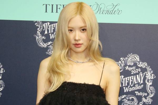 BLACKPINKロゼ、美脚あらわなミニドレスで魅了　ティファニーイベントに登場