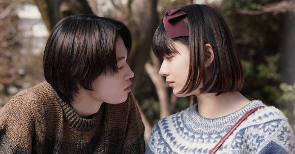 窪塚愛流&蒔田彩珠、初めてキスを交わす初々しい一瞬　映画『ハピネス』場面写真