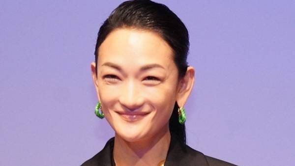 冨永愛、“異次元”の美脚ショットに「芸術」「日本の宝」「神々しい」の声
