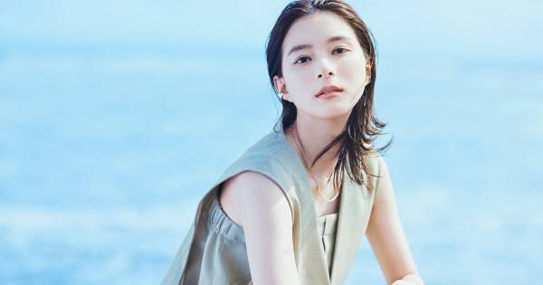 芳根京子、ノースリーブから美腕をのぞかせる　アンニュイな表情で大人の“美”