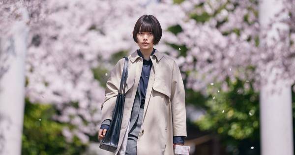 杉咲花、満開の桜を背に強く真っすぐな視線向ける　『朽ちないサクラ』場面写真初解禁