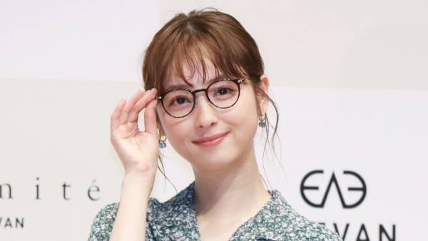 佐々木希、メガネ姿にファンもメロメロ「キス顔は反則」「女神降臨」
