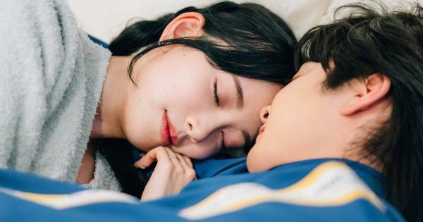 堀未央奈、6歳下の“年下夫”に甘えられ…ベッドで大胆密着ハグ