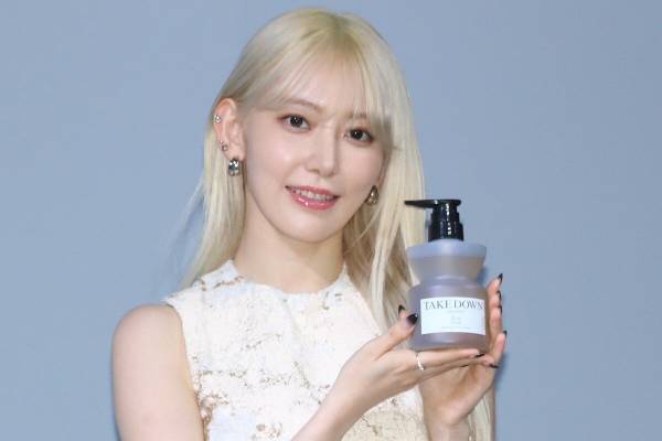 宮脇咲良、美脚際立つミニ丈衣装で登場　「妖精」と称され照れ笑い