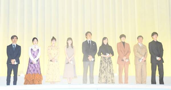 大泉洋・松村北斗ら、『ディア・ファミリー』試写会後にサプライズ登場「私自身も感動」