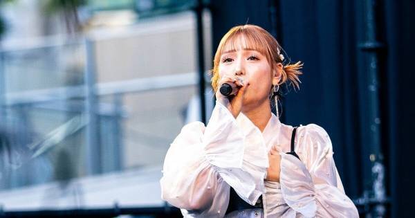 Rumi、美脚のぞくミニ丈衣装で登場!　圧巻の歌唱パフォーマンスで野外フェスを沸かす