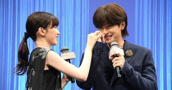 高橋文哉&永野芽郁が急接近　顔についた糸を取ってあげる姿に観客悲鳴