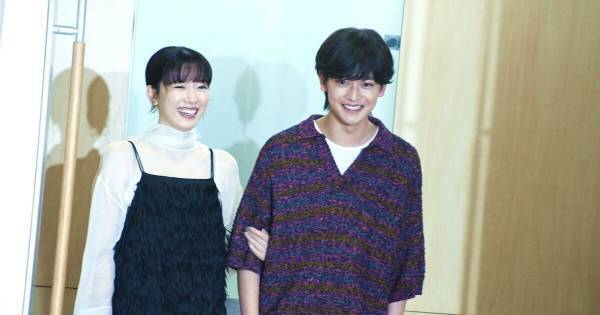 永野芽郁&高橋文哉、中学生約200人の前にサプライズ登場 泣き出す生徒に「泣かないで～」