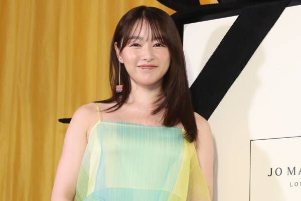 桜井日奈子、色白美肌あらわなカラフルドレスで魅了