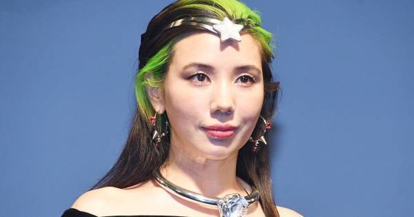 仲里依紗、緑髪&お腹チラリな黒ドレス姿で魅了　監督挑戦で「これからは食い気味に……」