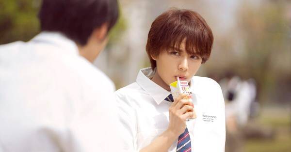 なにわ男子 大西流星、ジュースを口に運びながら窪塚愛流に訝しげな視線