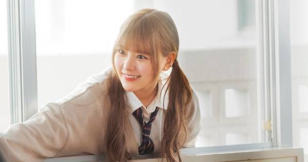 齊藤なぎさ、ハイトーンツインテール&制服姿で教室の窓から笑顔向ける