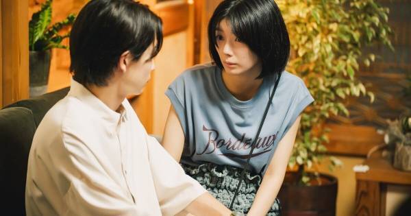 櫻坂46 藤吉夏鈴、綱啓永をじっと見つめ…『新米記者トロッ子』場面写真