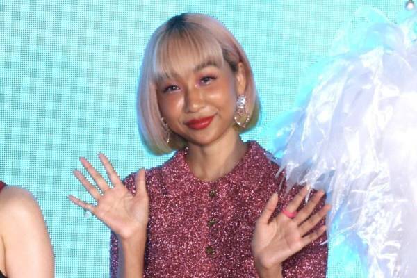 青山テルマ、ミニワンピで美脚披露　男性同士の恋リアで「号泣した」