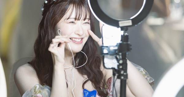 胸元大胆なドレスまとったライバーも　1億超ポイントで争う激戦繰り広げられる