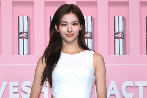 TWICE SANA、ミニドレスで美脚披露　みずみずしい唇メイク「とてもお気に入り」