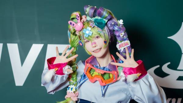 コスプレイヤー・しらゆき、オーダーメイド衣装に喜び「ウィッグめちゃくちゃきれいじゃないですか?」