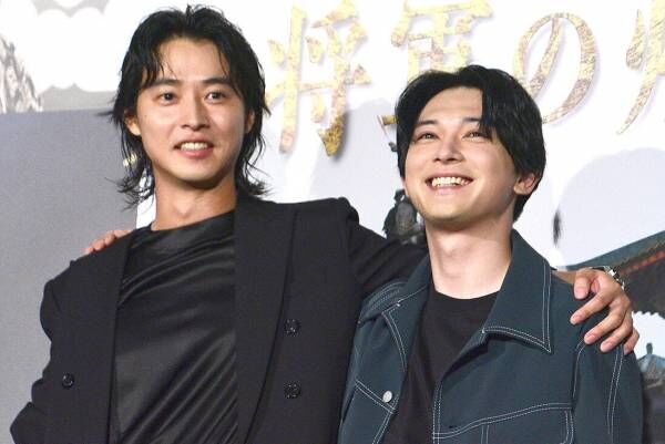 山崎賢人&amp;吉沢亮、『キングダム』令和邦画実写記録更新の大ヒット「嬉しい」 肩組みに歓声