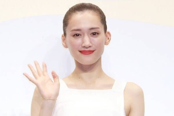 綾瀬はるか、スリットから美脚披露　美肌の秘訣語る「なるべく大事に…」