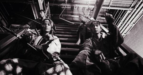 渡邊圭祐・水上恒司ら八犬士の自然な表情　『八犬伝』モノクロオフショット13枚