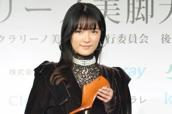 服部樹咲、ミニスカで美脚披露「初めてこんな丈の服を…」 美の秘訣はバレエ