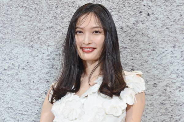 大政絢、ミニ丈ドレスで美脚披露　今年中にやりたいことは「耳つぼ」