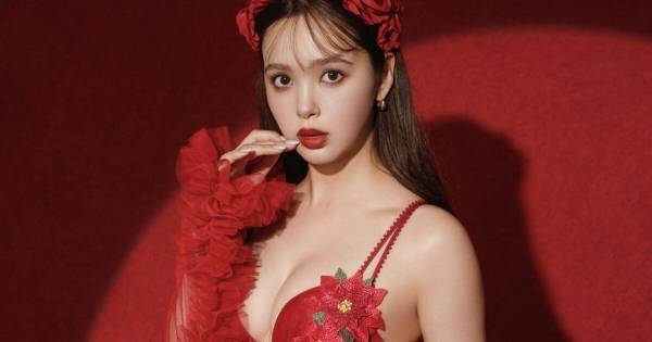 藤田ニコル、ポインセチアレッドの「花のブラ」着用した新ビジュアル公開