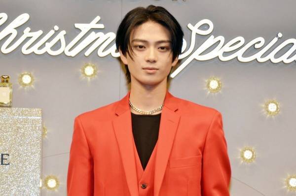 岩瀬洋志、真っ赤なスーツ姿を披露　クリスマスイブは「ファンの皆様と楽しく」