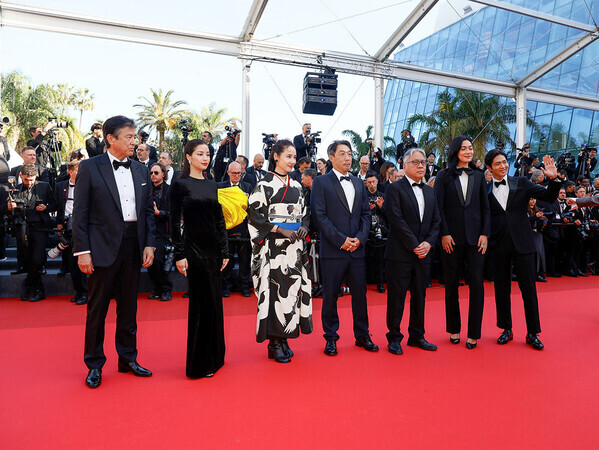 広瀬すず、カンヌのレッドカーペットに - 『遠い山なみの光』が公式上映