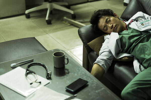 小栗旬x松坂桃李x池松壮亮x窪塚洋介、映画『フロントライン』の冒頭映像