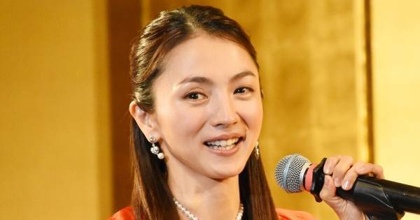満島ひかり、ダンボール抱えてプロデューサーを祝福「爆弾ではなく花束を」