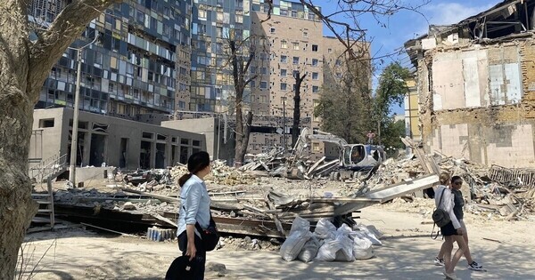 ウクライナ侵攻3年、『犬と戦争』山田あかね監督が現地で感じた空気「逃げ出すより“助けに行くんだ”」