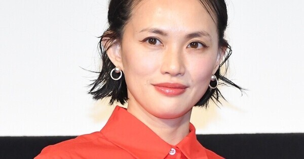 臼田あさ美、お腹チラリ&美脚のぞかせる衣装で魅了　10年間で肉体に変化「朝起きたら…」