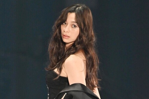 中条あやみ、ジャケット脱ぎ美肌披露　TGCトップバッター飾る