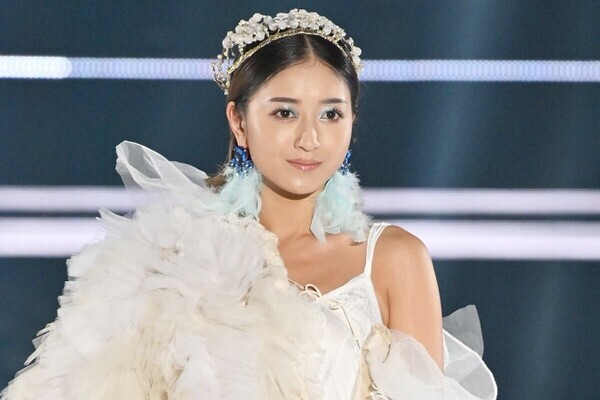 みちょぱ、豪華ドレスでランウェイ　個性的すぎて「どうなっているかわからない」