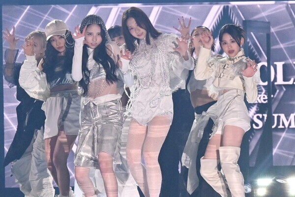 柏木由紀、美脚際立つセクシー衣装でダンス! カジサックの長女・梶原叶渚も参加