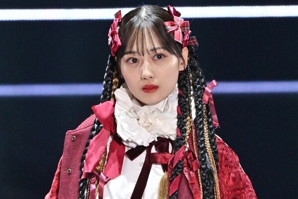 山下美月、リボンが目を引くガーリーコーデでランウェイ