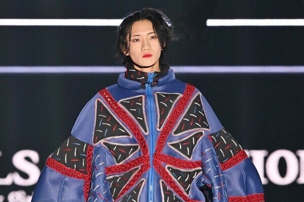 B&ZAI・川崎星輝、“デコ盛り”象徴のボリューム衣装でランウェイ