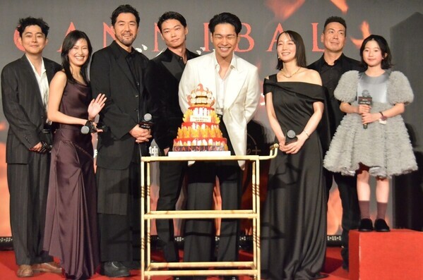 柳楽優弥、“妻”吉岡里帆＆“娘”志水心音からの誕生日サプライズに笑顔