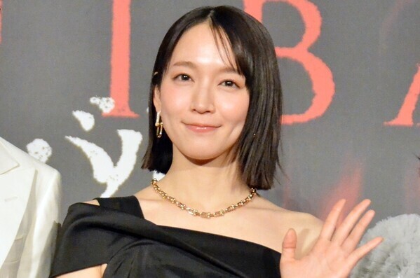 吉岡里帆、肩出しドレス姿で魅了　『ガンニバル』出演「誇らしい」
