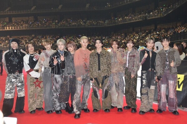 INI、ワイルドな衣装で魅了　「MTV VMAJ」レッドカーペット登場に歓声