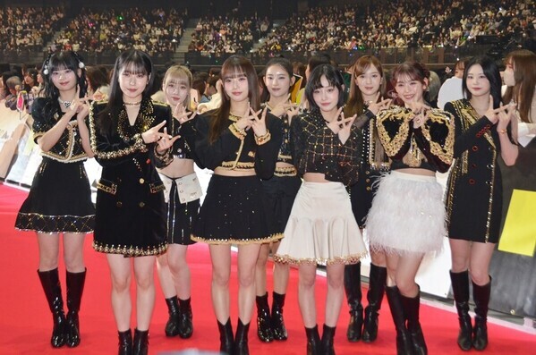 ME:I、美脚際立つ衣装で「MTV VMAJ」レッドカーペット登場